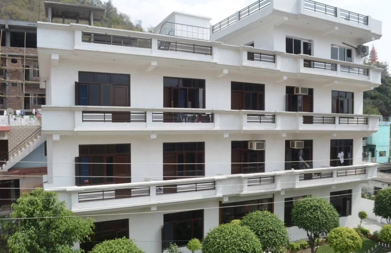 Relaxing common area for students at the yoga shala.