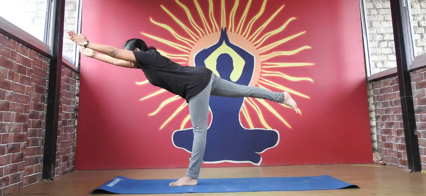 Integrating advanced asana, pranayama, and philosophy in the 500-hour YTTC in Rishikesh.